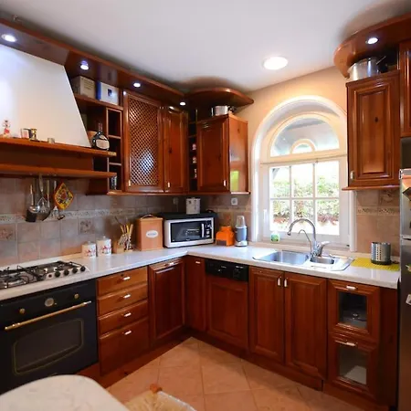 Villa Elegant Family With A Pool & Garden Oasis