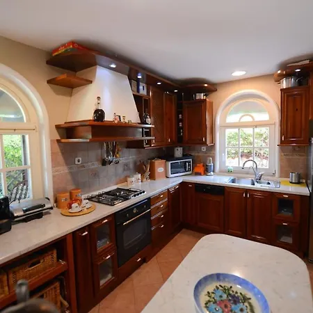 Villa Elegant Family With A Pool & Garden Oasis