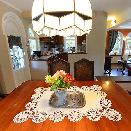 Elegant Family With A Pool & Garden Oasis *