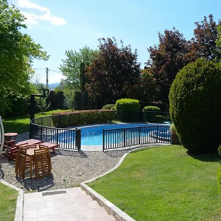 Elegant Family With A Pool & Garden Oasis *